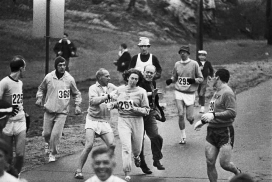 Kathrine Switzer là cô gái đầu tiên tham gia giải Marathon Boston, mặc dù các nhà tổ chức đã cố gắng hết sức để ngăn cô (1967).