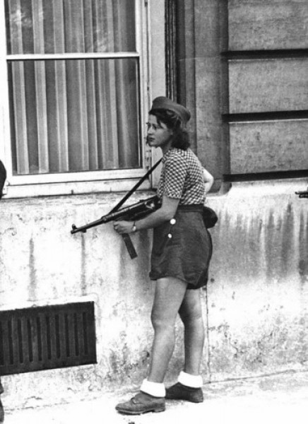 Nữ chiến sĩ 18 tuổi trong cuộc giải phóng Paris (1944).