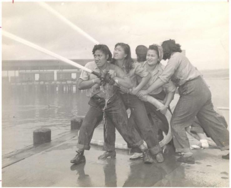 Tình nguyện viên chữa cháy ở Trân Châu Cảng (1941).