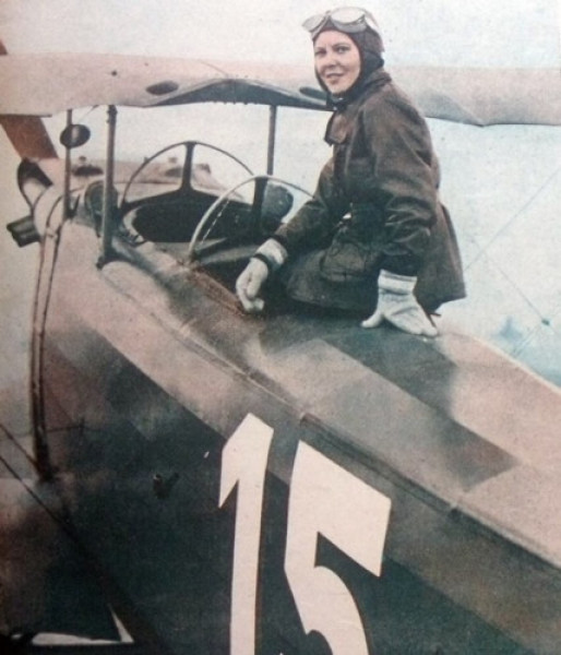 Sabiha Gökçen người Thổ Nhĩ Kỳ bên chiếc máy bay của mình. Năm 1937, cô trở thành nữ phi công đầu tiên trên thế giới.