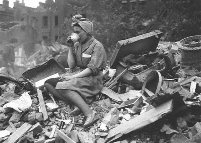 Một phụ nữ uống trà trên đống đổ nát sau vụ đánh bom ở London (1940)