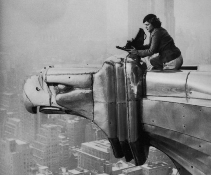 Nhiếp ảnh gia Margaret Bourke-White đã leo lên nóc tòa nhà Chrysler để chụp ảnh (1934).
