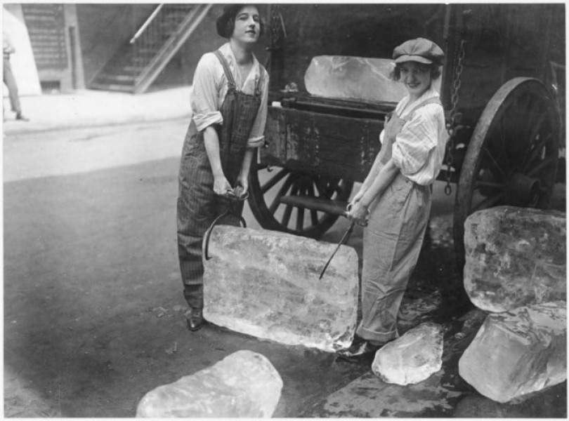 Hai cô gái khuân những khối đá rất nặng (1918)