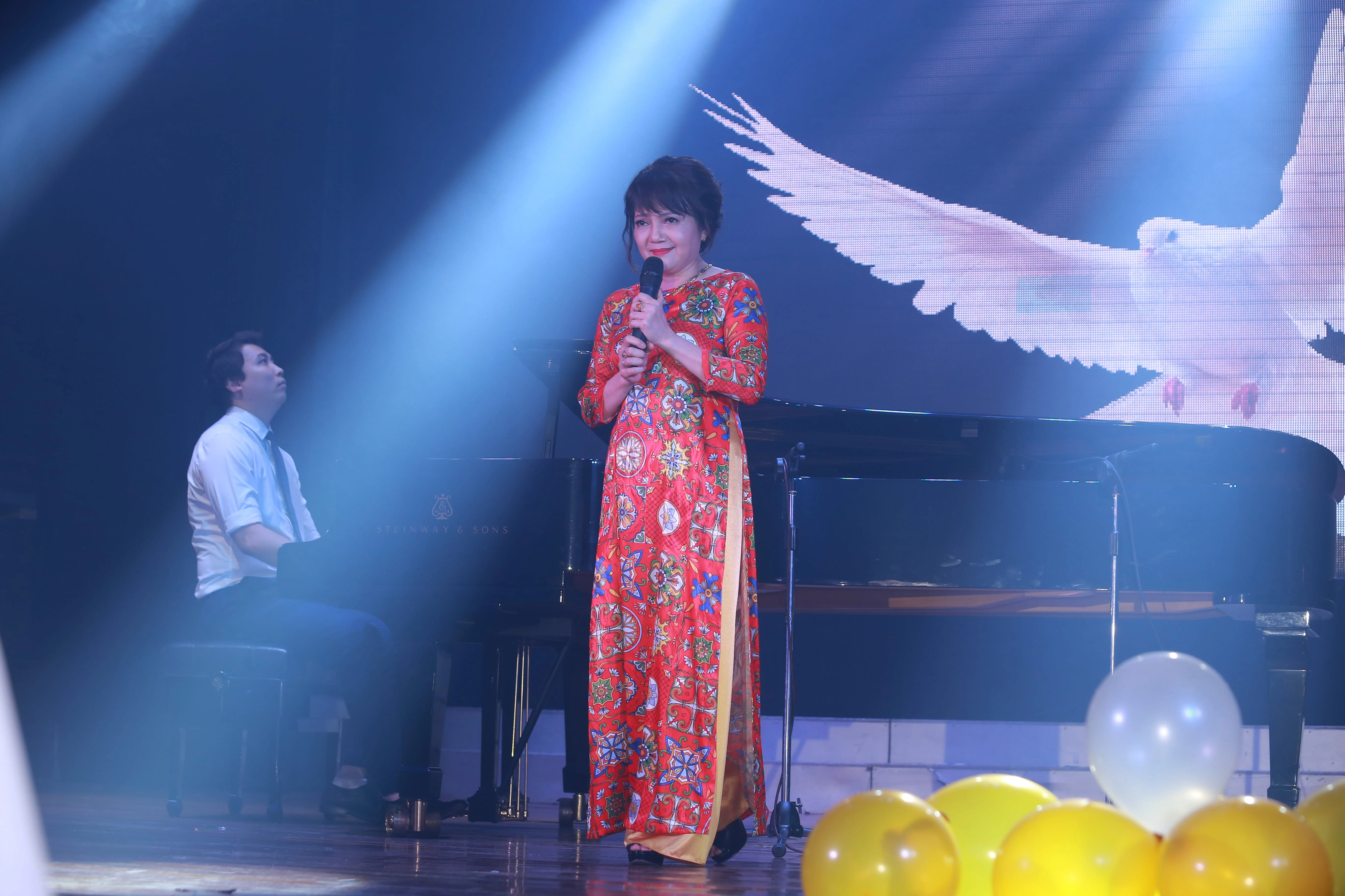 Đáp lại tình cảm của học trò, Mai Xuân Hương cũng lên sân khấu, đơn ca bài “Im lặng đêm Hà Nội” của Phú Quang, đồng thời hòa giọng cùng các trò trong ca khúc “Nhớ về Hà Nội”.