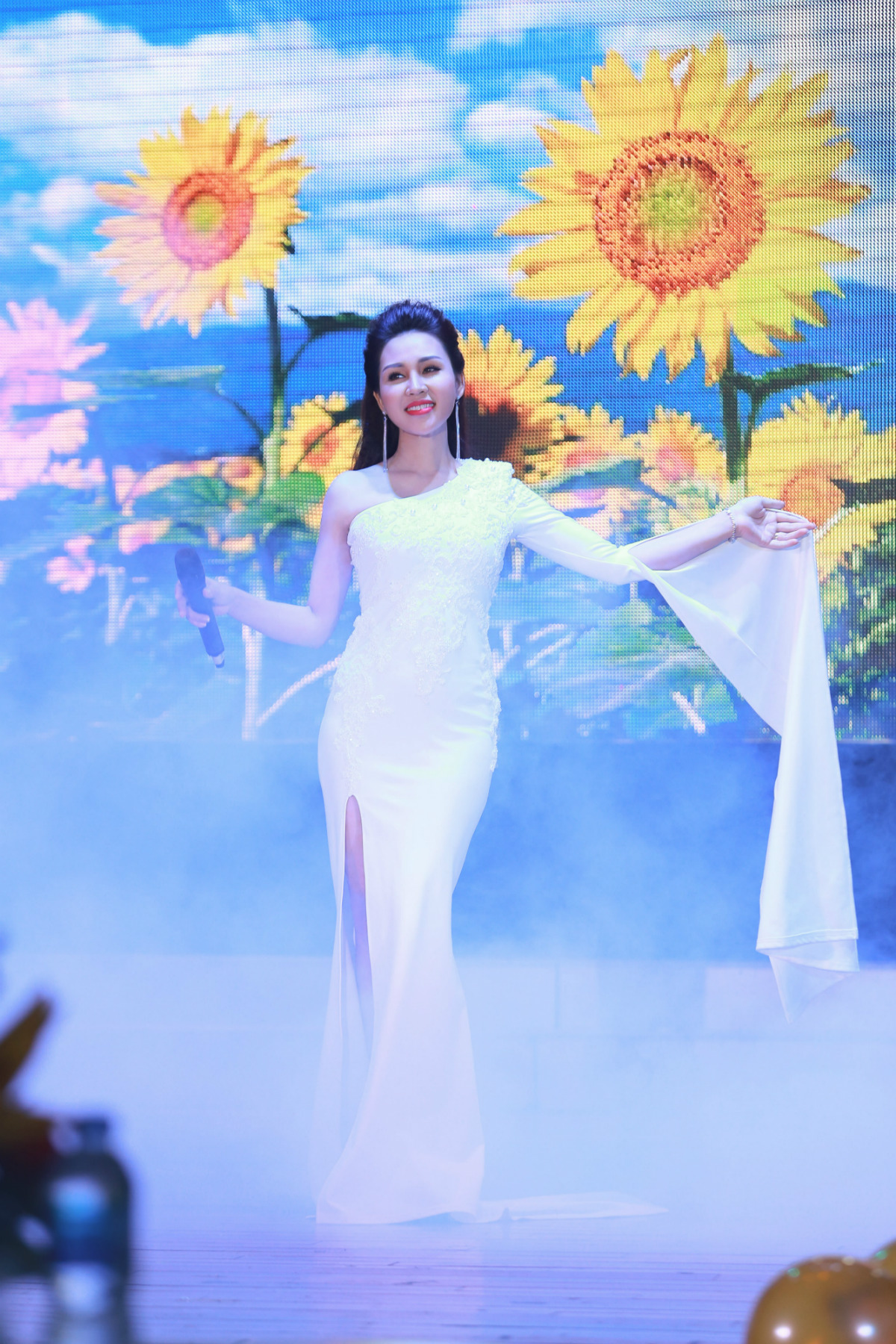 Trong đêm nhạc, Khánh Ly thể hiện ca khúc “Ngày vừa chợp mắt” của Giáng Son - Nguyễn Vĩnh Tiến.