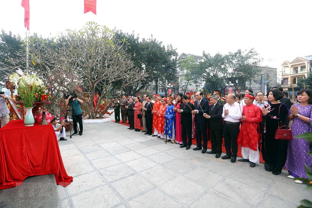 Lãnh đạo thành phố Hà Nội, huyện Thanh Trì và các tầng lớp nhân dân dâng hương tại buổi lễ.