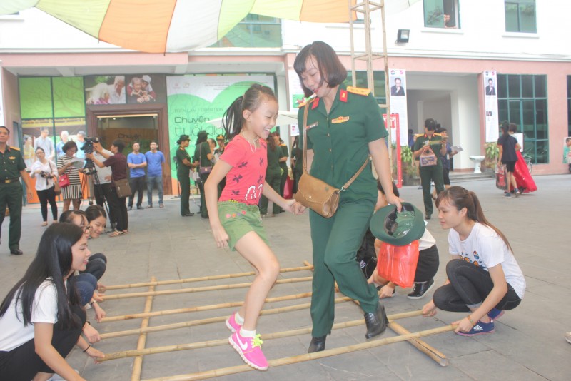 Bé Bùi Ngọc Mai cùng mẹ, chị Hà Thị Minh Thuỷ (Văn phòng Tổng cục Kỹ thuật, Bộ Quốc phòng), tham gia nhảy sạp tại Ngày hội Mottainai 2016. Bé Ngọc Mai cho biết, em rất thích các trò chơi trong Ngày hội, từ trò chơi cướp cờ tới ô ăn quan... 