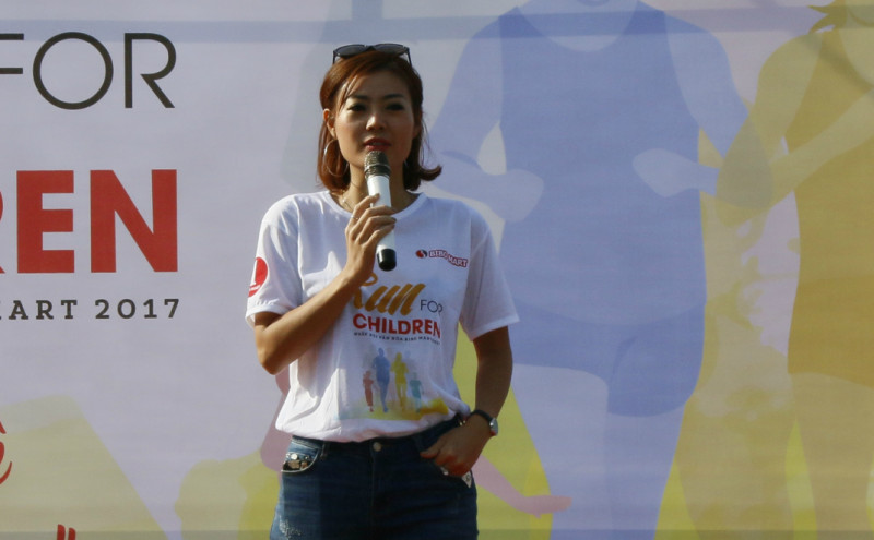 Cô hào hứng tham gia thi chạy, giao lưu với công chúng và livestream trực tiếp để kêu gọi cộng đồng chung tay góp sức ủng hộ các bé bị bệnh tim ở Bệnh viện Nhi TW với tinh thần “lá lành đùm lá rách”.