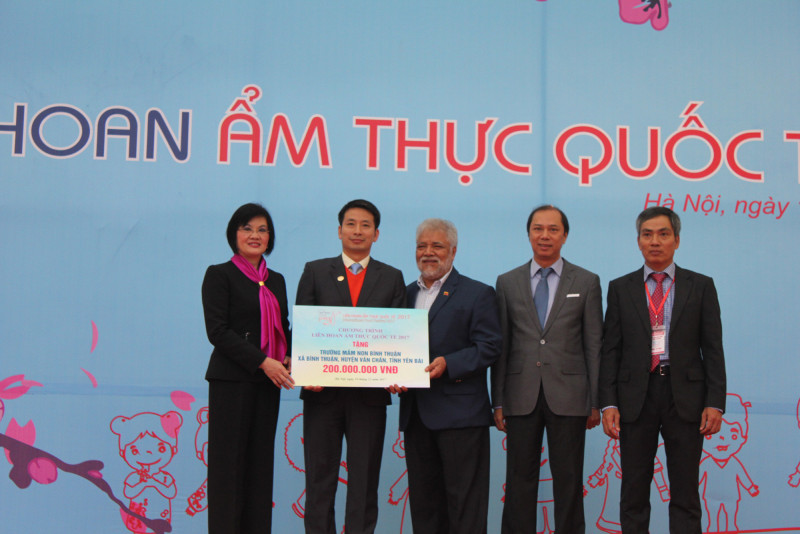 Tại Chương trình Liên hoan Ẩm thực quốc tế 2017, Ban tổ chức trao 200 triệu đồng để xây dựng phòng học cho trường mầm non Bình Thuận, xã Bình Thuận, huyện Văn Chấn, tỉnh Yên Bái. Đây là cơ sở đã bị ảnh hưởng nặng nề trong các đợt lũ lụt năm 2017.

