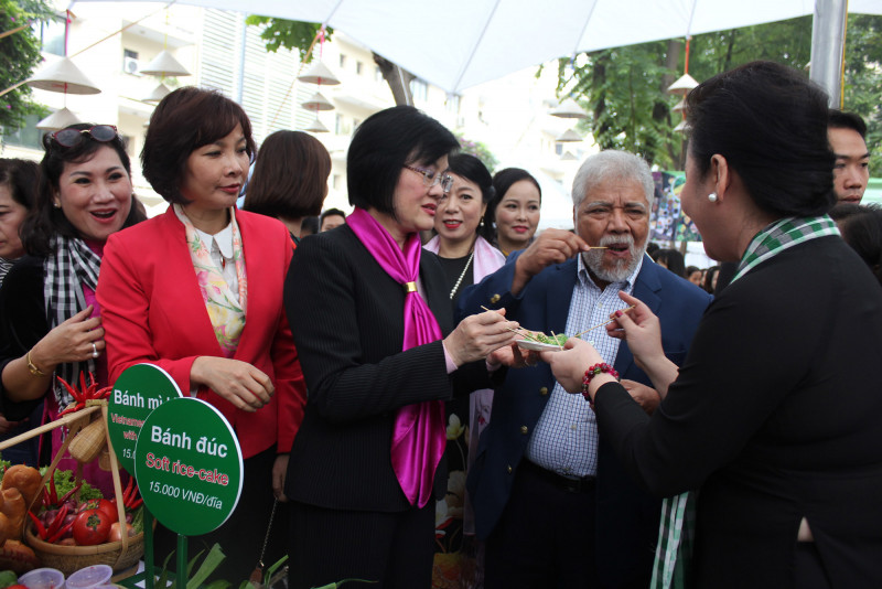 Đại sứ Nguyễn Nguyệt Nga và quan khách thưởng thức ẩm thực Nam Bộ. 