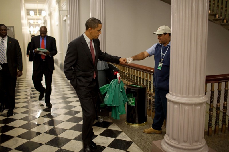 Tổng thống Obama thân thiện cụng tay với một nhân viên dọn vệ sinh trong Nhà Trắng.