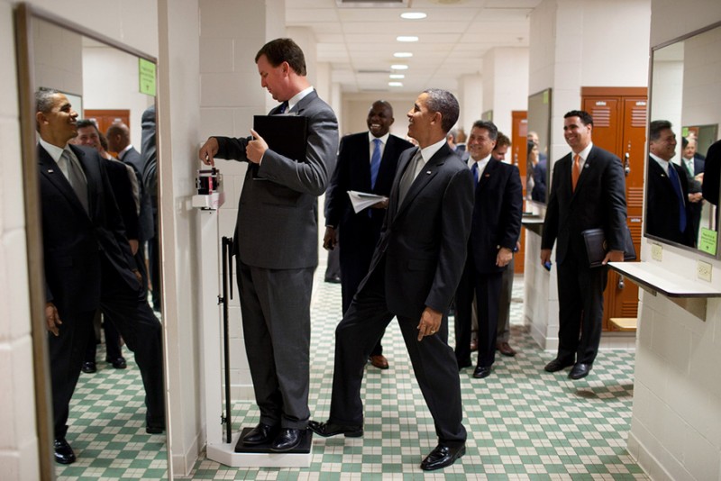 Obama dùng chân mình để tăng cân nặng cho trợ lý Marvin Nicholson.