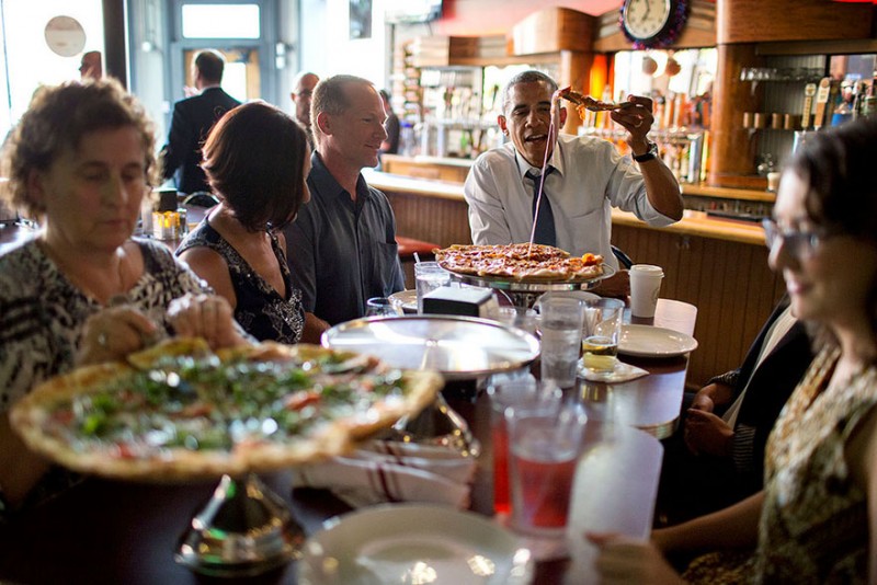 Tổng thống Obama cùng ăn pizza với những người viết thư cho ông, tại một câu lạc bộ ở Colo.