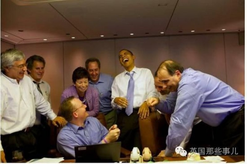 Obama cười lớn trong một hội nghị.