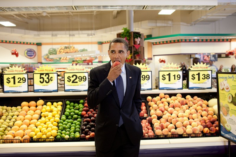 Obama ăn một quả đào trong siêu thị sau một hội nghị Town Hall.