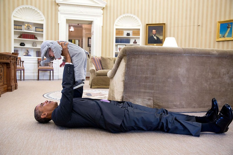 Tổng thống Obama chơi đùa cùng bé Ella Rhodes, con gái của cố vấn an ninh quốc gia Ben Rhodes.