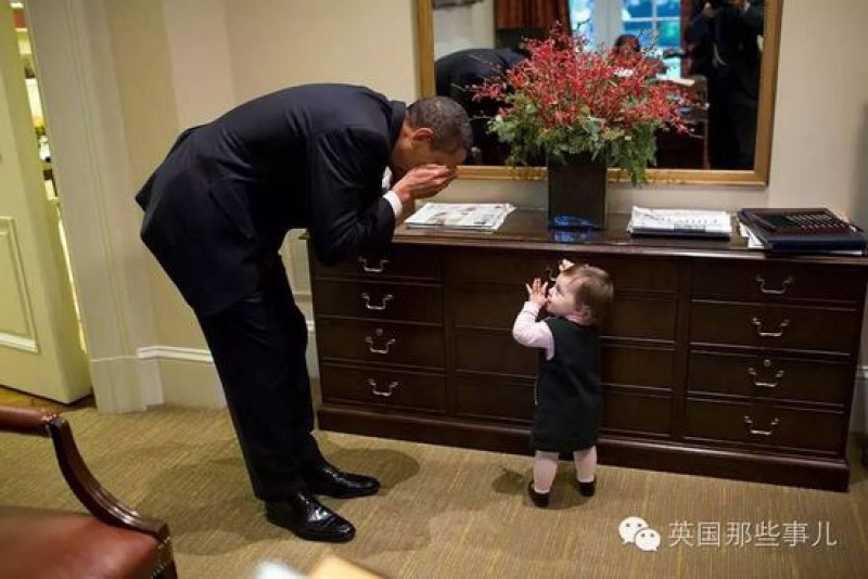 Obama chơi ú òa cùng con của một nhân viên.