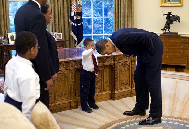 Tổng thống sẵn sàng cho cậu bé 5 tuổi sờ tóc mình để so sánh với tóc của cậu.