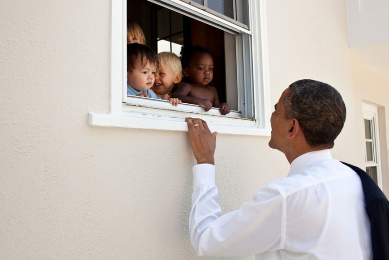 Ông hỏi thăm những em bé ở trong cô nhi viện qua ô cửa sổ.