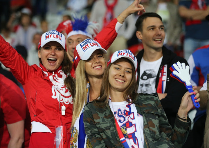 Mặc dù trên thực tế, đội tuyển bóng đá quốc gia Nga từ lâu chưa thể đi sâu ở các kỳ World Cup nhưng các cô gái vẫn không thất vọng mà luôn ủng hộ đội nhà đến cùng.
