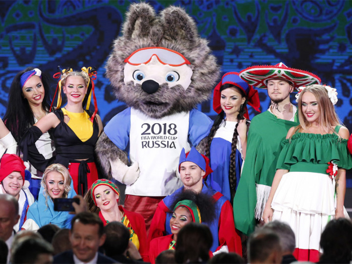 Gần tới ngày hội bóng đá được cả thế giới đón chờ, nhiều nữ cổ đông viên Nga đã tôn vinh linh vật sói Zabivaka và khẩu hiệu để cổ vũ cho đội nhà.