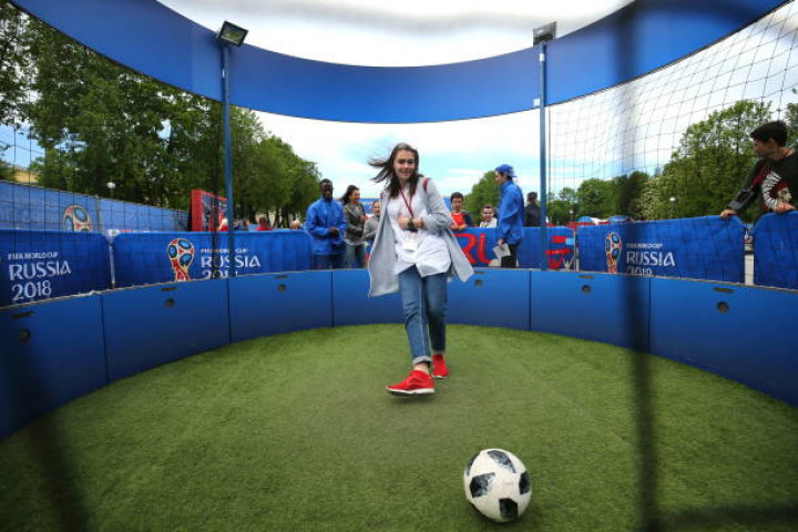 Một fan nữ sút bóng khi tham dự lễ khai mạc Công viên bóng đá World Cup 2018 ở TP. St. Petersburg.