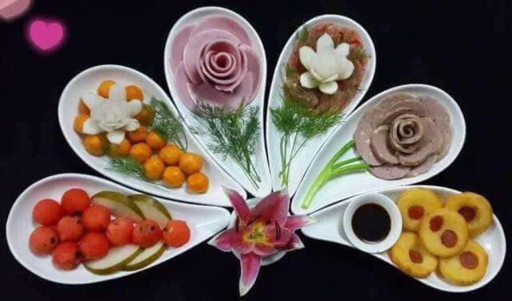 Với những cánh hoa này, bạn có thể sáng tạo nên nhiều hình dáng khác nhau để bộ đĩa đựng đồ thêm đẹp mắt. Đây là bộ món ăn được xếp hình xòe quạt, sử dụng 5 chiếc đĩa hình cánh hoa, giá 320.000 đồng. 