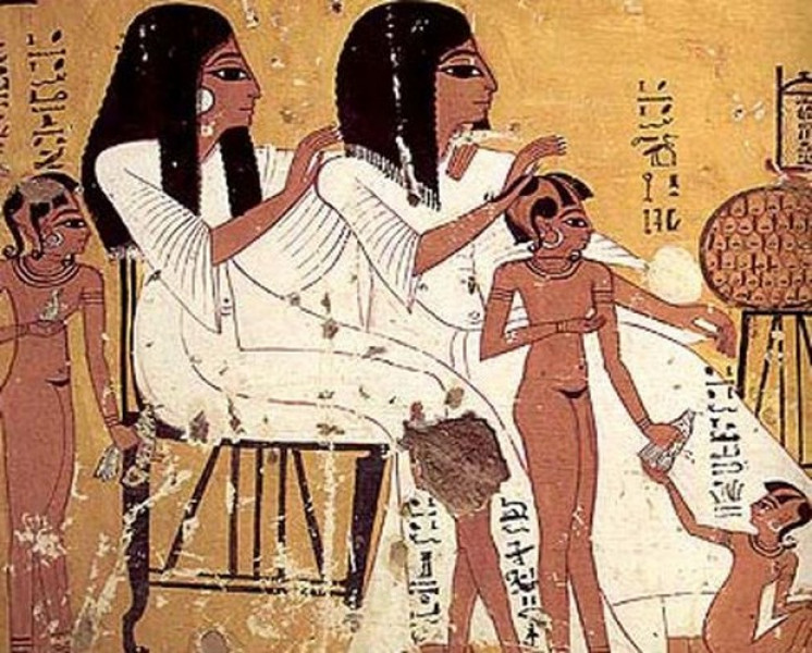 Phụ nữ Ai Cập cổ đại có quyền thừa kế ngai vàng. Ai Cập dân chủ hơn nhiều vương quốc cổ đại khác. Bằng chứng là bất chấp giới tính, bất cứ đứa trẻ nào là con của một vị vua cũng có thể kế thừa ngai vàng. Quyền của nam giới và phụ nữ gần như bằng nhau.