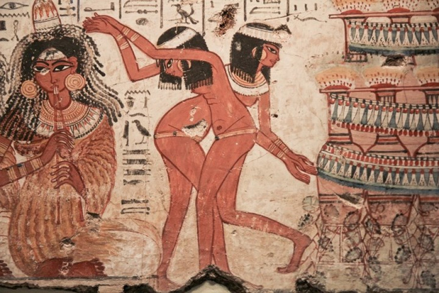 Phụ nữ Ai Cập có thể giữ các vị trí tôn giáo cao. Ngoài ra, phụ nữ Ai Cập cổ đại không chỉ là những bà nội trợ thông thường, họ đã quen với các công việc xã hội. Có nhiều hiện vật khác nhau chứng tỏ phụ nữ còn là nhạc sĩ chuyên nghiệp, vũ công và khách mời của bữa tiệc.