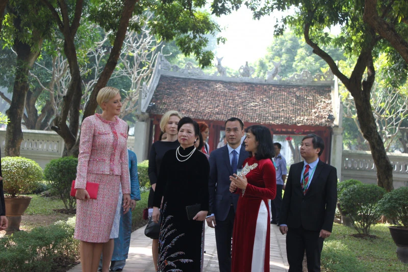 Sau đó, phu nhân tổng thống Ba Lan Agata Kornhauser-Duda đã được bà Nguyễn Thị Hiền đưa đến thăm Văn Miếu-Quốc Tử Giám - Một trong những quần thể xây dựng lâu đời và quan trọng bậc nhất tại Hà Nội.