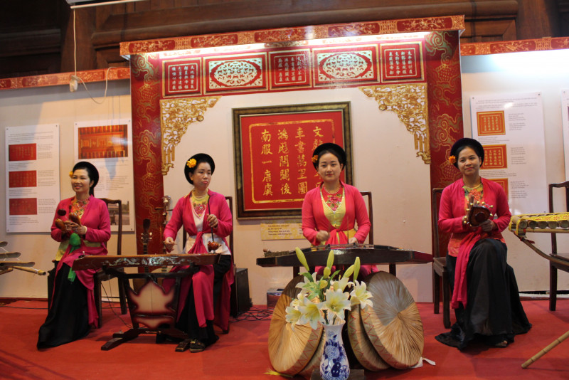 Hai vị phu nhân cùng quan khách đã được thưởng thức các chương trình biểu diễn hòa tấu nhạc cụ dân tộc đặc trưng của Việt Nam như đàn tơ rưng, đàn bầu, các làn điệu dân ca quan họ Bắc Ninh...