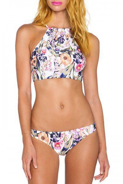 Bộ bikini dạng yếm với họa tiết hoa nhí thời trang chỉ có giá 2 cent, tương đương khoảng 440 đồng.