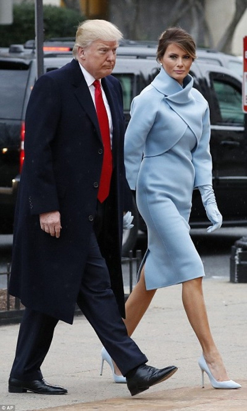 Một điểm nữa làm nên sự khác biệt giữa hai đệ nhất phu nhân là bà Melania được cho là chi khoảng 4.000 USD cho bộ đồ Ralph Lauren, còn bà Trougneux không tốn đồng nào cho trang phục vì được hãng Louis Vuitton cho mượn.