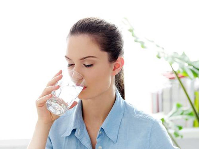 Chất lỏng: Một trong những mối nguy hiểm lớn nhất của viêm dạ dày ruột là mất nước. Khi bạn nôn mửa và tiêu chảy, cơ thể sẽ nhanh chóng mất nước, vi khuẩn dễ dàng xâm nhập vào đường tiêu hóa của bạn. Vì vậy hãy uống càng nhiều nước càng tốt để giữ nước