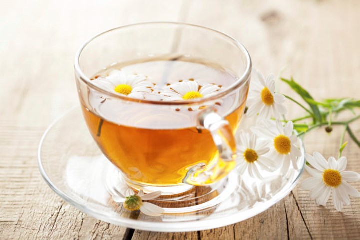 Trà hoa cúc: rất tốt để điều trị viêm dạ dày ruột. Đặc tính chống oxy hóa và chống viêm của trà hoa cúc trà có thể giúp giải quyết các vấn đề của dạ dày, ngăn buồn nôn và ói mửa, đồng thời tăng cường miễn cho cả cơ thể.