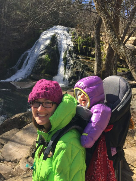 Hành trình đi bộ vô cùng gian nan, bền bỉ đã thử thách lòng dũng cảm của gia đình trẻ này. Sau khi cân nhắc hướng gió và những điều kiện thời tiết khác, họ đã bắt tay vào thực hiện chặng leo núi kéo dài 1 năm dọc theo đường mòn Appalachian nổi tiếng dài hơn 3.500 km cùng với cô con gái 15 tháng tuổi đặt phía sau chiếc ba lô. 