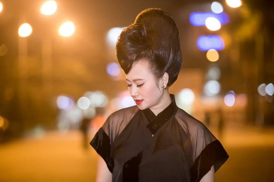 Khánh Linh nói, cô cảm nhận rõ ở Trần Hùng có tình yêu lớn đối với mái tóc. Khi cắt, anh đặt rất nhiều tâm huyết vào từng sợi tóc và rất trách nhiệm với người mẫu của mình.