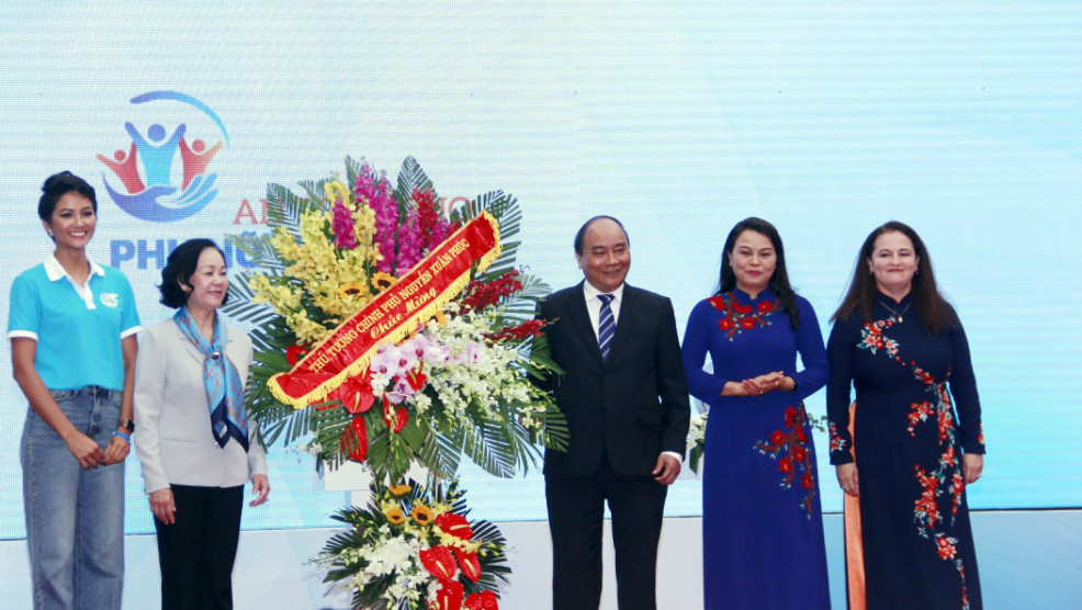 Tại lễ phát động, Thủ tướng Nguyễn Xuân Phúc tặng hoa chúc mừng các đại biểu nữ nhân dịp Ngày Quốc tế phụ nữ 8/3.
