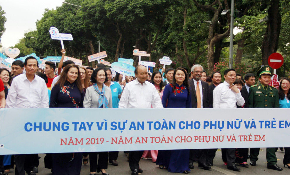 Các lãnh đạo Đảng, Nhà nước và đại biểu cùng tham gia diễu hành quanh Hồ Gươm (Hà Nội) chung tay vì sự an toàn cho phụ nữ và trẻ em.