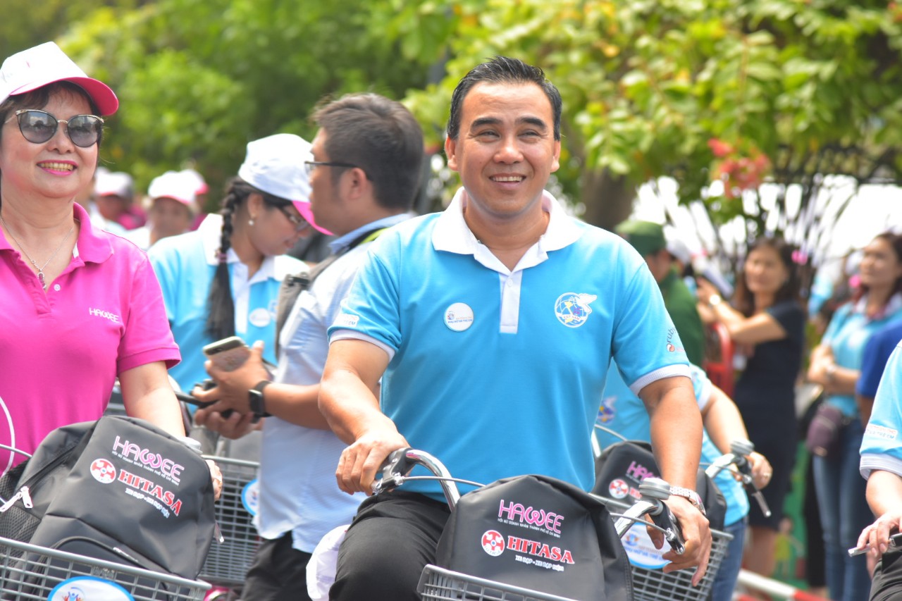 MC Quyền Linh - Đại sứ Năm An toàn cho phụ nữ và trẻ em - cùng các đại biểu đạp xe hưởng ứng chương trình