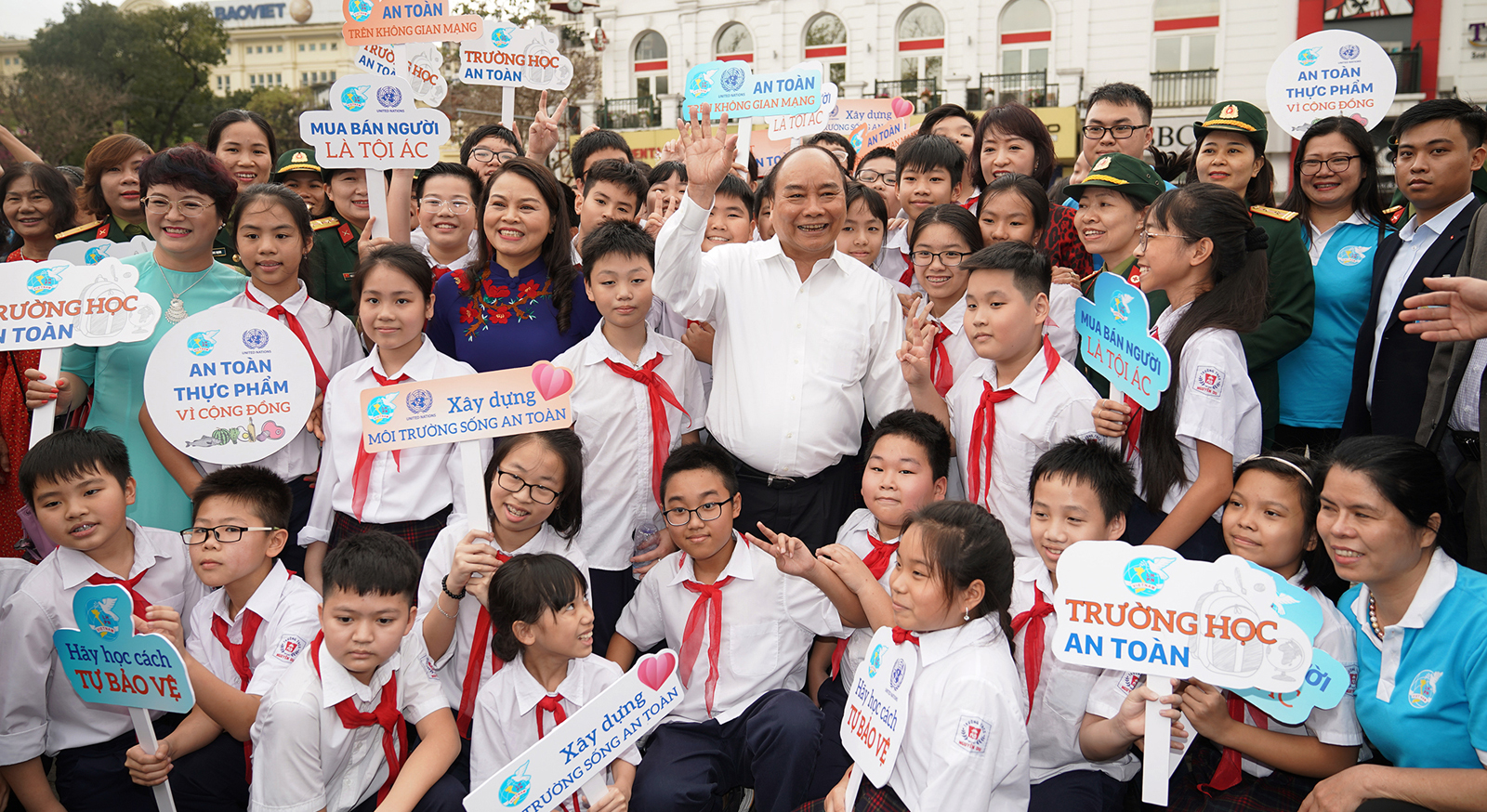 Thủ tướng Nguyễn Xuân Phúc và các đại biểu cùng các em học sinh Thủ đô Hà Nội tại Lễ phát động