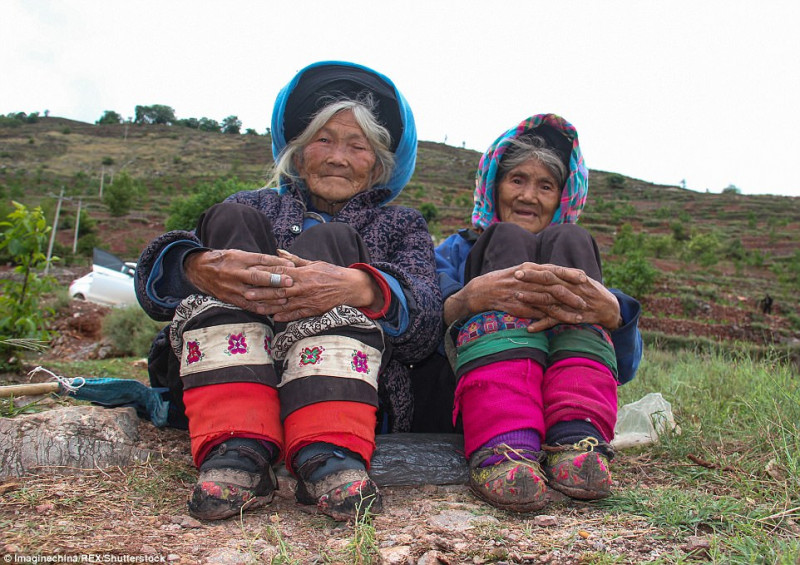 Đây là loạt hình được chụp vào ngày 19/4 vừa qua về những người phụ nữ cao tuổi với đôi bàn chân bó cuối cùng trong xã hội Trung Quốc. 