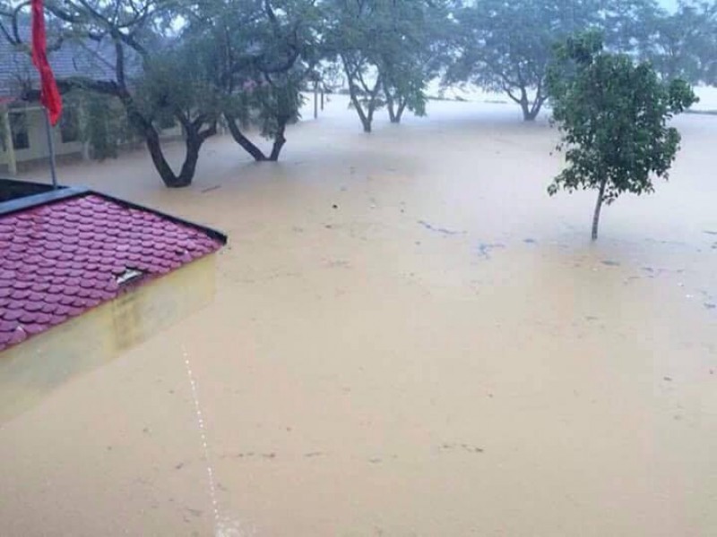 Một trường học ở huyện Minh Hóa (Quảng Bình) ngập trong nước. 