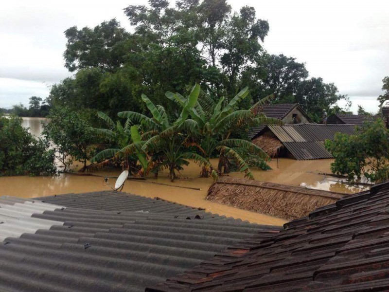 Nhiều ngôi nhà ở xã Hương Giang, huyện Hương Khê, tỉnh Hà Tĩnh đang bị chìm trong biển nước. 