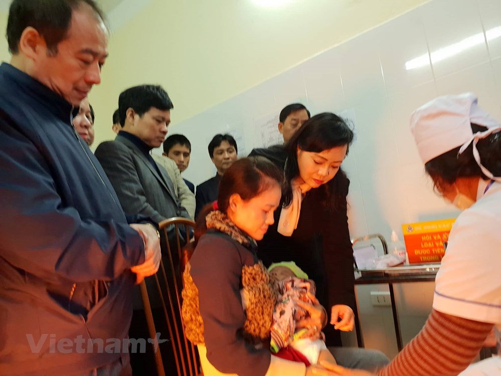Chuẩn bị tiêm chủng cho trẻ nhỏ tại Trạm Y tế xã Ngọc Hoà. 