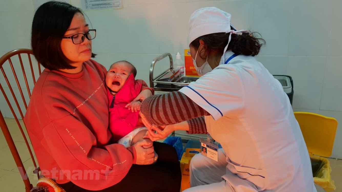 Nhân viên y tế tiêm vaccine ComBE FIVE cho trẻ tại xã Ngọc Hoà. 