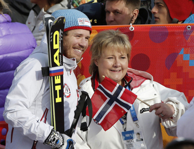 Thủ tướng Na Uy Erna Solberg chụp ảnh cùng Kjetil Jansrud, vận động viên trượt tuyết Na Uy và là nhà vô địch Olympic, tại Thế vận hội mùa đông Sochi 2014, ngày 16/2