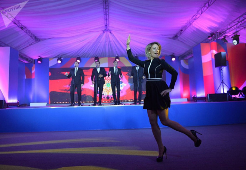 Người phát ngôn Bộ Ngoại giao Nga Maria Zakharova nhảy điệu truyền thống Kalinka tại lễ đón tiếp các nhà báo ngày 19/5/2016 tại Hội nghị Thượng đỉnh Nga-ASEAN ở Sochi.