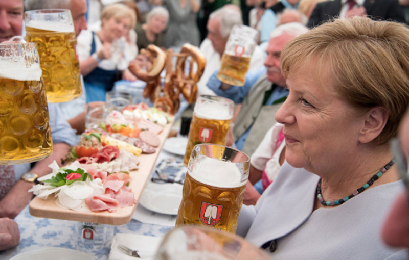 Thủ tướng Đức Angela Merkel cầm ly bia khi tham dự sự kiện vận động bầu cử tại hội chợ Truderinger Festwoche, Munich, ngày 28/5/2017.