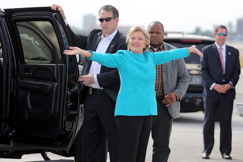 Ứng cử viên đảng Dân chủ Hillary Clinton trước khi lên máy bay đi thực hiện chiến dịch tranh cử tại sân bay quốc tế Miami, Florida, ngày 26/10/2016.